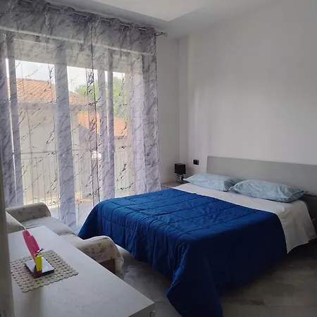 5 Terre Italian Delight Red Apartment